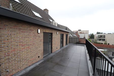 Gerenoveerd duplex-appartement (2de en 3de verdieping) met terras (ca 28 m²), garage en fietsenberging. - Photo 3