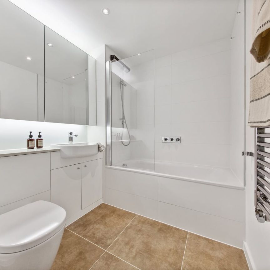 N26 Townhouses, E20 1BX, London - Photo 1