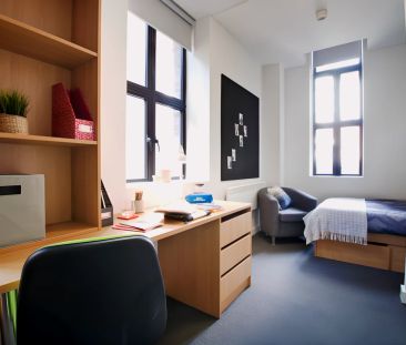 Classic 8 Bed Apartment - Photo 2