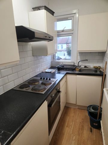 Studio Flat, Green Lane, IG3 - Photo 4