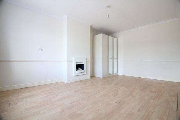 Elthorne Road, London - Photo 1