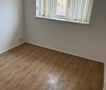 3 Bed Flat, St. John's Road, E16 - Photo 3