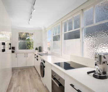 Stylish Top floor Art Deco apartment - Photo 3