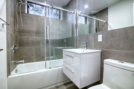 3250 Van Horne - Photo 4