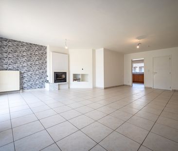 OESELGEM - Ruime woning met 4 SLPK en garage met uitweg achteraan! - Foto 1