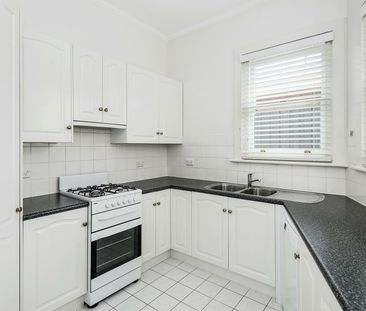 BEAUTIFULLY PRESENTED SPACIOUS GROUND FLOOR APARTMENT - Photo 5