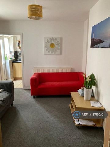 1 bedroom in a house share to rent - Photo 2