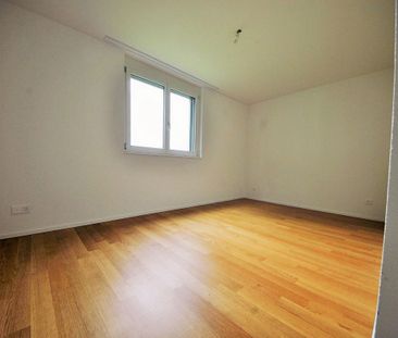 Modern apartment with large seating area - Photo 5