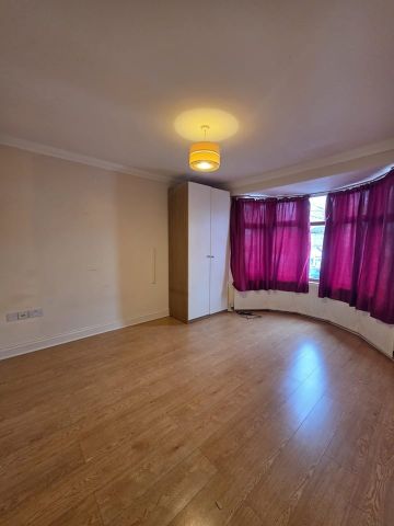 4 Bed Semi-Detached House, Wood End Avenue, HA2 - Photo 4