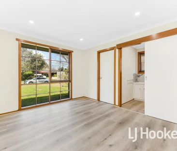“Charming Family Home with Modern Upgrades and Expansive Gard” - Photo 6