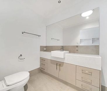 “Modern Family Home with Spacious Yard and Parkside Living” - Photo 6