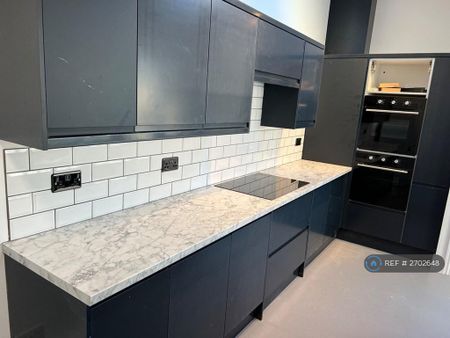 1 bedroom in a house share to rent - Photo 3