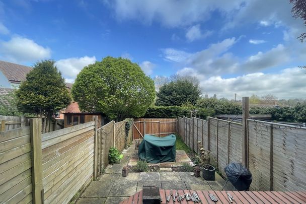 Surrey Close - Photo 1