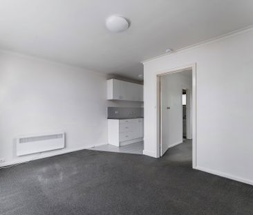 ONE BEDROOM APARTMENT IN QUIET BLOCK - Photo 4