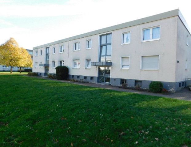 Moderne und gut geschnittene 3-Zimmer-Wohnung im 1. OG mit Balkon und Vinylboden... - Foto 1