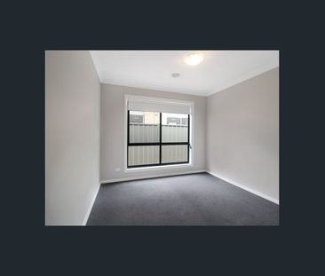 Modern & Spacious 4-Bedroom Family Home with Double Garage - Photo 4