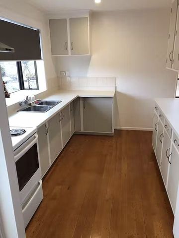 Charming 4BR Family Home in Te Atatu - Photo 5