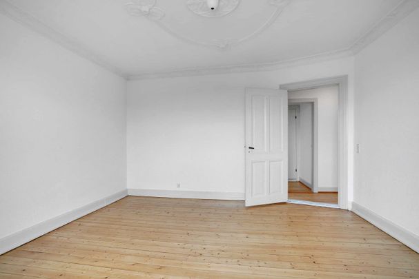 Lejlighed med stuklofter tæt på stadion og fjord - Photo 1