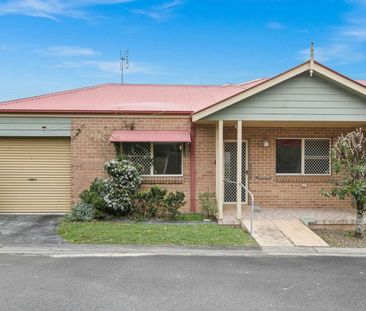 Immaculate 2 Bed Unit Close To Town And Beaches - Over 55s Complex - Photo 3