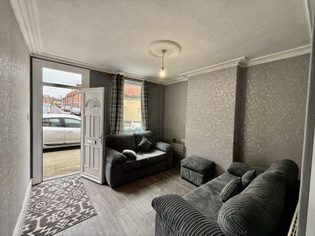 REFURBISHED TWO BEDROOMS LOCATED CLOSE TO THE CITY CENTRE LOW MAINTENANCE ENCLOSED GARDEN CLOSE TO LOCAL AMENITES GAS CENTRAL HEATING UPVC DOUBLE GLAZED NEAUTRALLY DECORATED - Photo 2