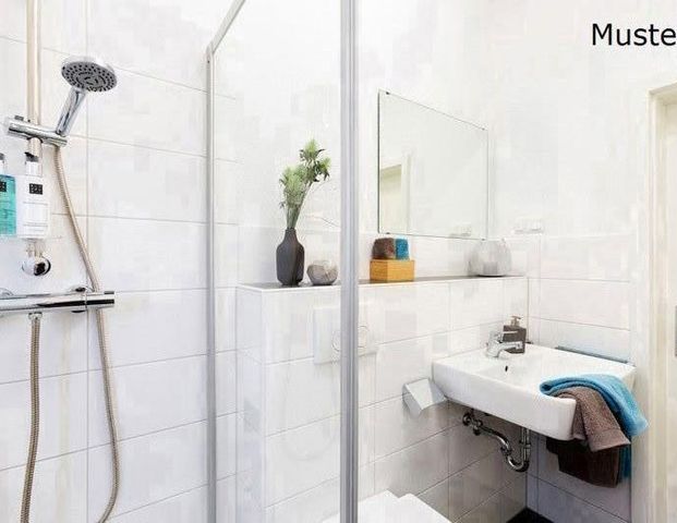 Neu Renovierte 1,5 Zimmer Wohnung im EG mit Balkon ! - Foto 1