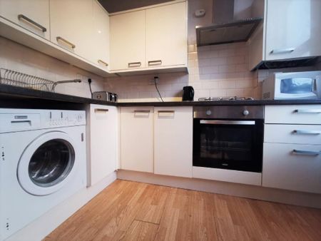 1 bedroom in a house share to rent - Photo 3