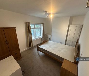 1 bedroom in a house share to rent - Photo 2