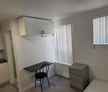 1 1/2 **Non-Fumeur** Chauffé, Éclairé, Semi Meublé, Intercom, WI-FI... - Photo 3