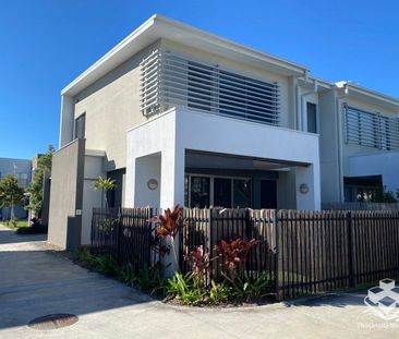 Beautiful Modern Townhouse in South bay Drive - Photo 4