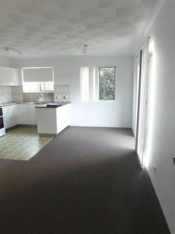 Ground Floor Two Bedroom Unit - Walk to Water - Photo 4