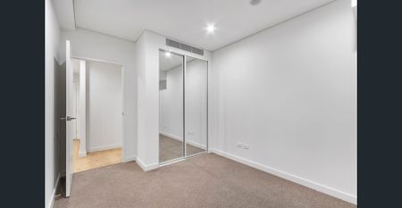 AMAZING UNIT IN EXCEPTIONAL LOCATION - Photo 4