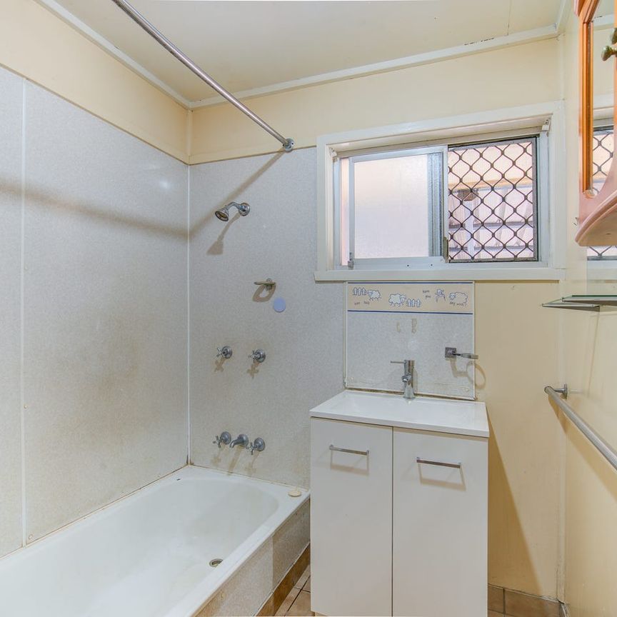 3 Bedroom House with Air/Cons throughout - Photo 1