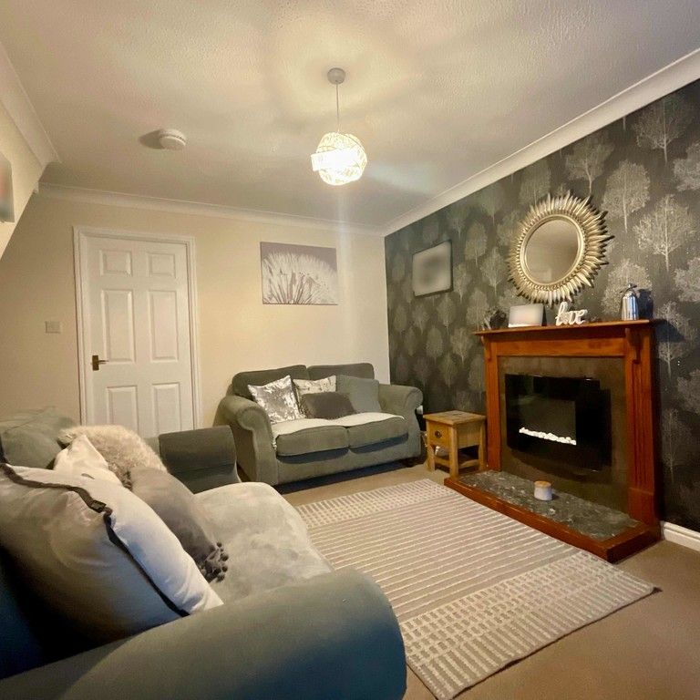 2 bedroom Semi-Detached House to let - Photo 1