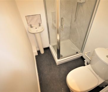 Beulah View, Leeds, West Yorkshire - Photo 2