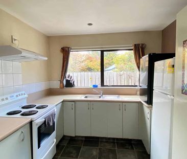 Tidy property with private yard - Photo 3