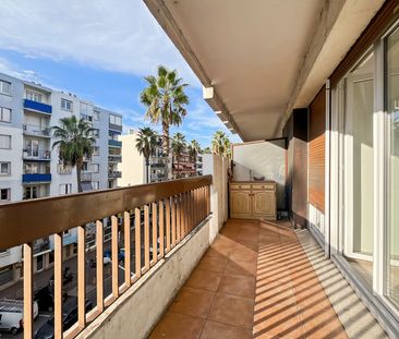 Studio vide avec terrasse EN CENTRE VILLE - Photo 1