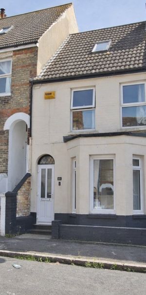 Thanet Gardens, CT19 6DF, Folkestone - Photo 1