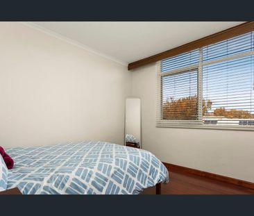 BRIGHT KENSINGTON APARTMENT IN A PRIME LOCATION - Photo 3