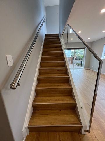 Modern design 4 bedroom house with outdoor decking - Photo 2