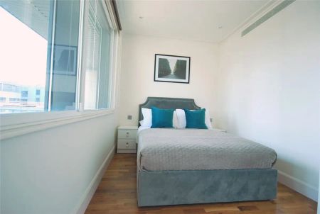 2 bedroom flat in 3 South Quay Square - Photo 4