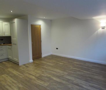 4 bedroom semi-detached house to rent - Photo 2
