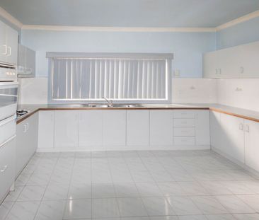 Perfectly located 3 bedrooms home close to all amenities. Features ... - Photo 5