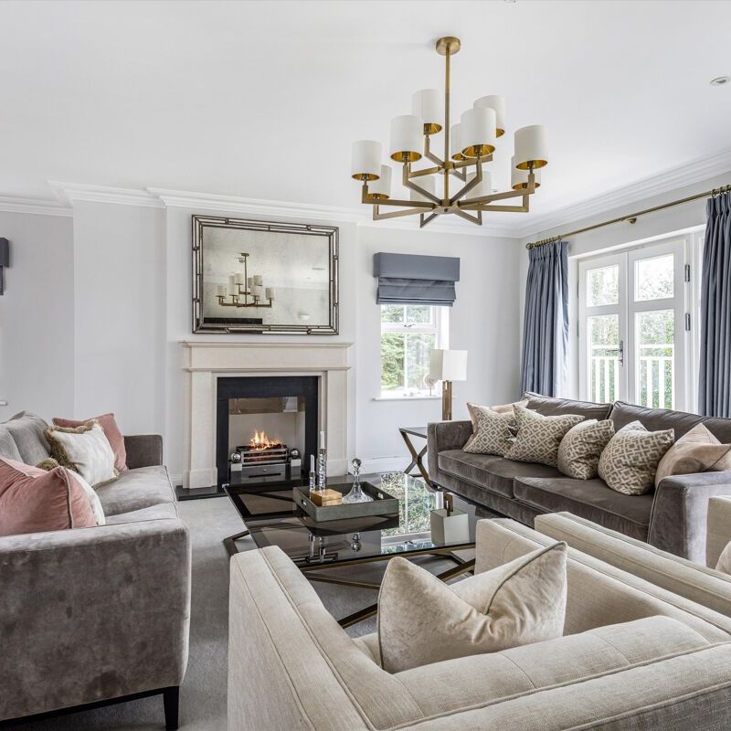 An outstanding detached family home in pristine condition located in a private gated development alongside Sunningdale Heath Golf Club. - Photo 1