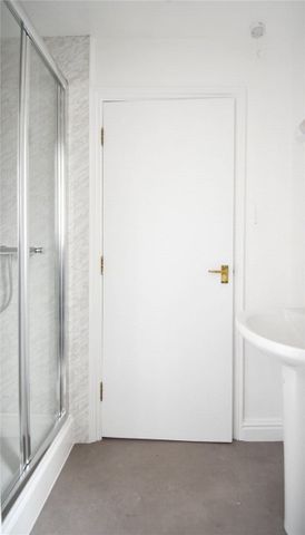 Newly refurbished 2 bedroom apartment to rent within walking distance of the city centre. GCH. Local amenities close by. Unfurnished. - Photo 4