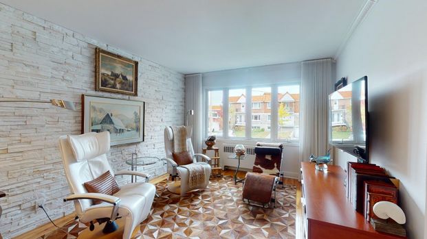 AHUNTSIC-CARTIERVILLE - Maison de 2 chambres (1 chambre + bureau) complètement rénovée avec sous-sol, cour et piscine creusée à louer complètement meublée. Superficie de 1300 pc sur 2 étages. La chambre à coucher est un havre de paix au décor sublime avec lit 'king' et un double garde-robe. Cuisine de chef totalement rénovée. Spacieux espace, concept double ton avec îlot déjeuner, électros haut de gamme en inox.Salle de bain épurée avec céramique pleine hauteur et comptoir de quartz.Spacieuse cour privée avec piscine creusée chauffée (eau salée). Au sous-sol: chaleureuse salle familiale et salle d'eau. Beaucoup d'extras! - Photo 1