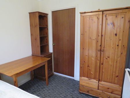 4 bedroom semi-detached house to rent - Photo 4