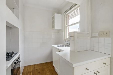 Spacious One-Bedroom Apartment in Prime Toorak Location - Photo 3