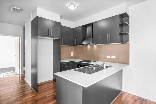 STYLISHLY PRESENTED | ENVIABLE BAYSIDE LIFESTYLE | GREAT LOCATION - Photo 1