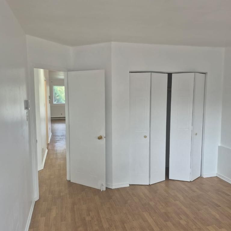 GRAND ET SUPERBE 4 1/2 Style Condo à LOUER au 1er juillet, avec Thermopompe neuve 2025. - Photo 1