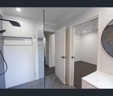 Stylish and Spacious – Renovated Townhouse for Lease - Photo 4